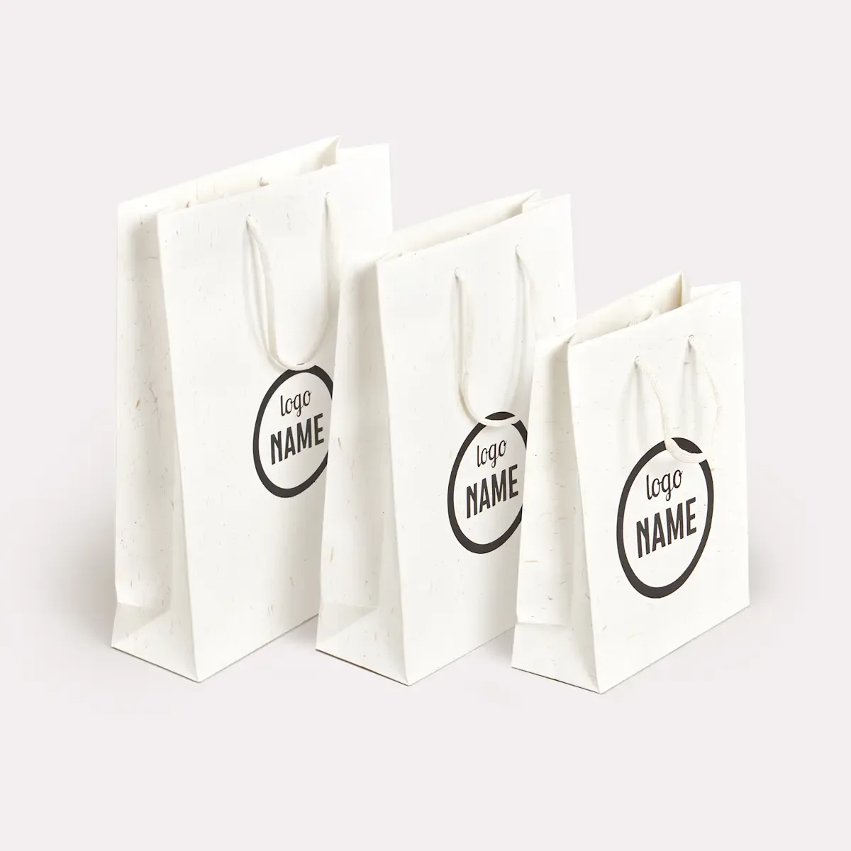 Luxuriöse Papiertüte aus recyceltem Material mit Stroh